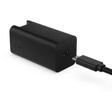 Caricatore da parete HP 65W GaN con porta USB-C, in figura, collegato a un cavo USB-C (fonte: HP)