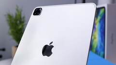 Un logo Apple fatto di vetro potrebbe introdurre la funzionalità di ricarica wireless nel nuovo iPad Pro del 2022 (Immagine: Daniel Romero)