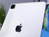 Un logo Apple fatto di vetro potrebbe introdurre la funzionalità di ricarica wireless nel nuovo iPad Pro del 2022 (Immagine: Daniel Romero)