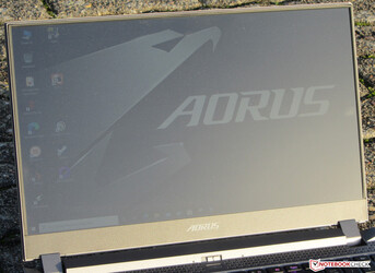 L'Aorus 15P all'aperto (girato in pieno sole)