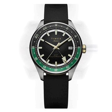 Timex Atelier GMT Première M1a con quadrante nero, anello GMT verde a 24 ore e cinturino in gomma NBR nera.