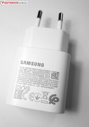Uno sguardo all'alimentatore da 25 W che Samsung include nella confezione