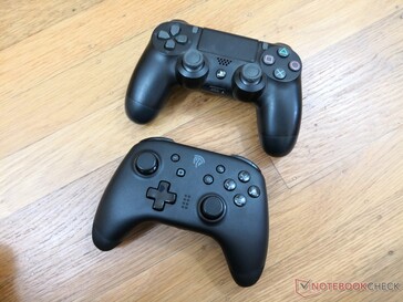 Il controller EasySMX è più grande e più comodo da tenere in mano rispetto al controller PS4