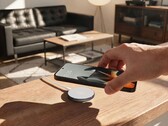 Il caricabatterie wireless Moto Snap eroga 25 W ai dispositivi compatibili con lo standard Qi 2.2 e 30 W ai telefoni Motorola che utilizzano il protocollo proprietario dell’azienda.