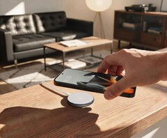 Il caricabatterie wireless Moto Snap eroga 25 W ai dispositivi compatibili con lo standard Qi 2.2 e 30 W ai telefoni Motorola che utilizzano il protocollo proprietario dell’azienda.