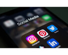 Un primo piano dello schermo di uno smartphone che visualizza varie app di social media in una cartella. (Fonte immagine: Bastian Riccardi su Pexels)