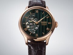 Primo piano del quadrante verde del Seiko Presage HCB007, che mostra il suo motivo geometrico testurizzato, gli indici con numeri romani e il movimento meccanico a vista.