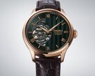 Primo piano del quadrante verde del Seiko Presage HCB007, che mostra il suo motivo geometrico testurizzato, gli indici con numeri romani e il movimento meccanico a vista.