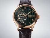 Primo piano del quadrante verde del Seiko Presage HCB007, che mostra il suo motivo geometrico testurizzato, gli indici con numeri romani e il movimento meccanico a vista.