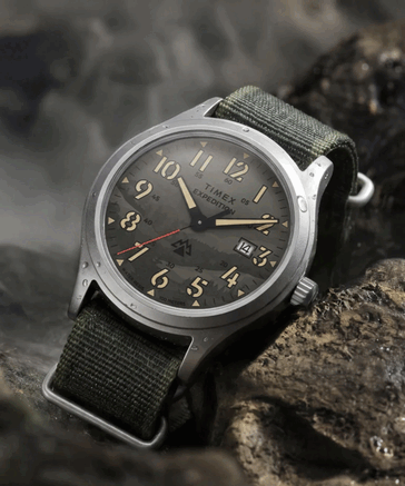 Il Timex TW2Y89500 è dotato di un quadrante verde mimetico
