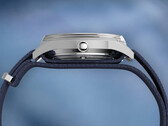 Profilo laterale del Peanuts x Timex Marlin Jet Automatic che mostra la cassa in acciaio inossidabile, il vetro Hesalite bombato che ricopre la lunetta e il cinturino in tessuto blu testurizzato.