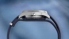 Profilo laterale del Peanuts x Timex Marlin Jet Automatic che mostra la cassa in acciaio inossidabile, il vetro Hesalite bombato che ricopre la lunetta e il cinturino in tessuto blu testurizzato.