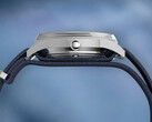 Profilo laterale del Peanuts x Timex Marlin Jet Automatic che mostra la cassa in acciaio inossidabile, il vetro Hesalite bombato che ricopre la lunetta e il cinturino in tessuto blu testurizzato.