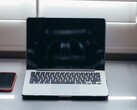Aprire il portatile e lo smartphone affiancati su una scrivania alla luce del giorno