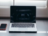 Aprire il portatile e lo smartphone affiancati su una scrivania alla luce del giorno