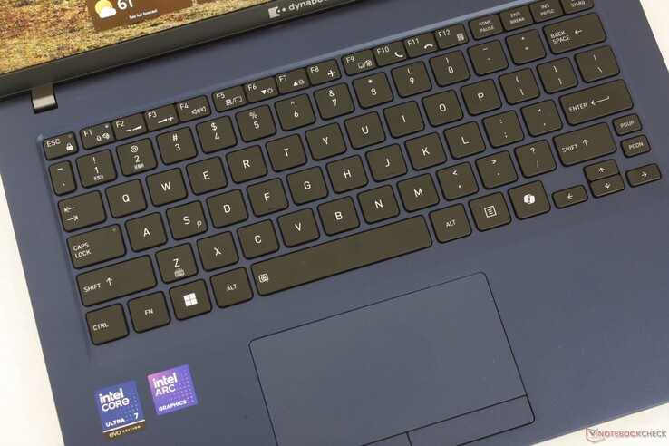 Il feedback dei tasti è quasi altrettanto nitido di quello di un HP EliteBook, mentre il clickpad (~11 x 5,8 cm) include i pulsanti del mouse integrati