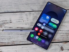 Samsung Galaxy S25 Ultra con S Pen che mostra il menu Air Command sullo schermo. (Fonte: Notebookcheck)