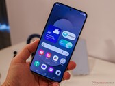 L’immagine mostra il Galaxy S25 FE tenuto in mano da un recensore 