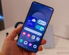 L’immagine mostra il Galaxy S25 FE tenuto in mano da un recensore