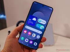 L’immagine mostra il Galaxy S25 FE tenuto in mano da un recensore