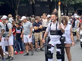 Kevin Piette, paralizzato, cammina con la torcia delle Olimpiadi 2024 indossando l'esoscheletro Atalante X di Wandercraft. (Fonte: Jean Louis Constanza, Wandercraft) 