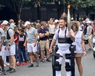 Kevin Piette, paralizzato, cammina con la torcia delle Olimpiadi 2024 indossando l'esoscheletro Atalante X di Wandercraft. (Fonte: Jean Louis Constanza, Wandercraft)