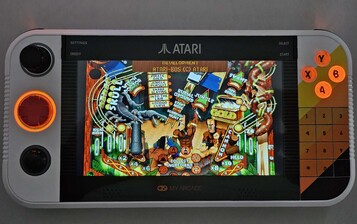 A seconda del gioco, la funzione SmartGlow utilizza l'illuminazione per mostrare quali elementi del controller vengono utilizzati (fonte: Marc Zander, Notebookcheck)