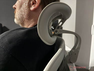 A partire da un'altezza di circa 180 cm, tuttavia, il poggiatesta dovrebbe essere un po' più alto