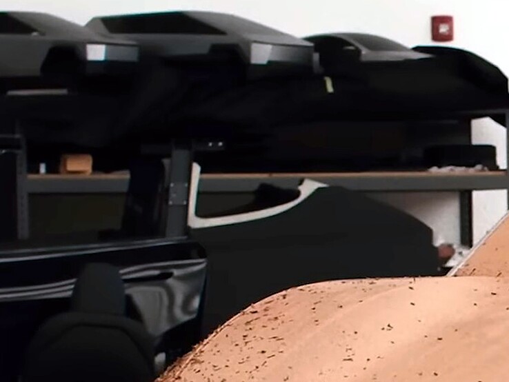 Modelli in scala di Cyber SUV sugli scaffali dello studio di design.