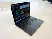 Il nuovo MacBook Air sarà affiancato all'inizio del prossimo anno da un modello da 15 pollici. (Fonte: @Jamesco)