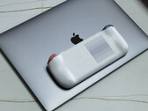 L'AYA NEO AIR sopra un MacBook Pro. (Fonte: AYA NEO Discord server)