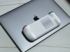 L&#039;AYA NEO AIR sopra un MacBook Pro. (Fonte: AYA NEO Discord server)