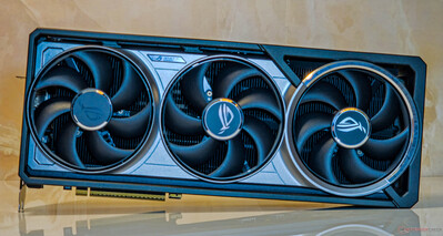 Asus ROG Astral GeForce RTX 5080 OC: Rivestimento anteriore metallico con tripla ventola tech assiale