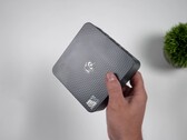 Il mini PC Beelink EQi 304 con processore Intel Wildcat Lake è raffigurato in mano, mettendo in risalto il suo design compatto e il pannello superiore con finitura testurizzata.