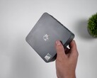 Il mini PC Beelink EQi 304 con processore Intel Wildcat Lake è raffigurato in mano, mettendo in risalto il suo design compatto e il pannello superiore con finitura testurizzata.
