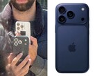 Confronto laterale che mostra una presunta unità di prova di iPhone 17 Pro fotografata in pubblico (a sinistra) e un primo piano dello stesso prototipo in una custodia di sviluppo blu (a destra), con un nuovo layout della fotocamera posteriore. (@Skyfops su X , precedentemente Twitter)
