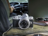 Una Olympus Olympus OM-D E-M10 Mark III, rilasciata nel 2017
