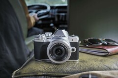 Una Olympus Olympus OM-D E-M10 Mark III, rilasciata nel 2017