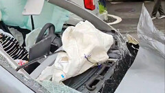 I passeggeri della Tesla sono rimasti relativamente illesi dopo i ribaltamenti multipli (immagine: zhongwen2005/X)