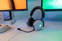 Dell ha presentato l&#039;Alienware Tri-Mode Wireless Gaming Headset al CES 2022 (immagine via Dell)