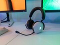 Dell ha presentato l'Alienware Tri-Mode Wireless Gaming Headset al CES 2022 (immagine via Dell)