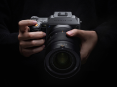 La nuova Hasselblad X2D II 100C (nella foto) presenta una messa a fuoco assistita da LiDAR e un nuovo illuminatore AF che funziona anche come indicatore di autoscatto. (Fonte: Hasselblad)