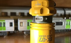 La porta USB della torcia EDC può essere coperta per proteggerla