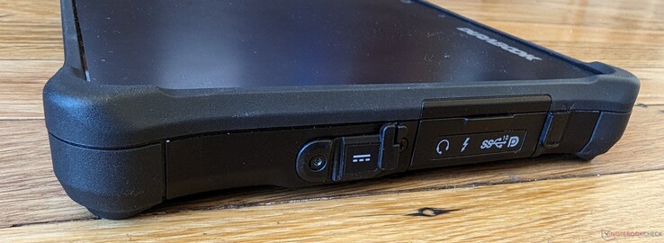 A destra: Adattatore AC, cuffie da 3,5 mm, USB-C con Thunderbolt 4 + Power Delivery, USB-C con DisplayPort (10 Gbps)
