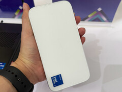 Il Sixunited WB81-H02 potrebbe essere dotato di raffreddamento passivo. Nell’immagine: il mini PC tenuto in mano.