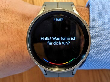 L'orologio consente di scegliere tra Samsung Bixby e Google Assistant