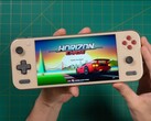 Russ di Retro Game Corps tiene in mano l'Ayaneo Pocket S2, mostrando la schermata del titolo di Horizon Chase e mettendo in mostra il display e il design ergonomico del dispositivo. (Fonte: Retro Game Corps)