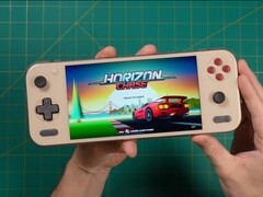 Russ di Retro Game Corps tiene in mano l'Ayaneo Pocket S2, mostrando la schermata del titolo di Horizon Chase e mettendo in mostra il display e il design ergonomico del dispositivo. (Fonte: Retro Game Corps)