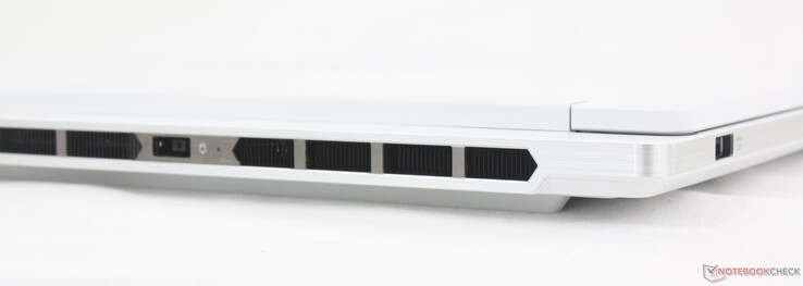 Posteriore: HDMI 2.1, adattatore AC