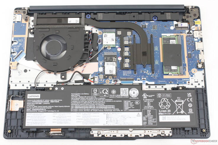 Scheda madre dell'IdeaPad Slim 3 15IWC11 che presenta un SSD M.2 2280 espandibile, un modulo WLAN M.2 e un solo slot SODIMM DDR5